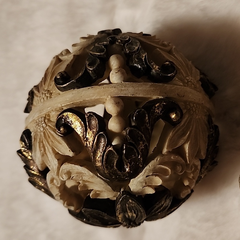VINTAGE CHRISTMAS ORNAMENTS FOR YOUR TREE. - Picture 3 of 6